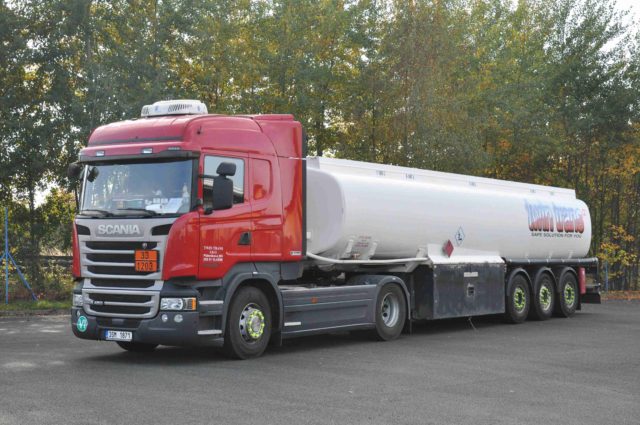 Tahač Scania R450 s návěsem Schwarzmüller