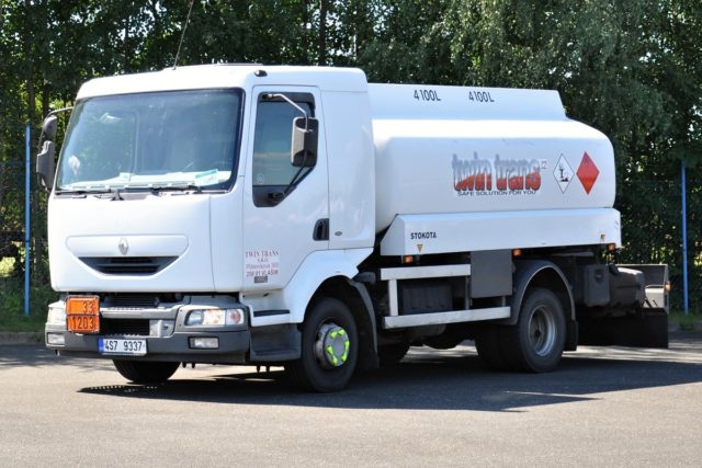 Cisterna Renault pro letecký benzín AVGAS 100LL