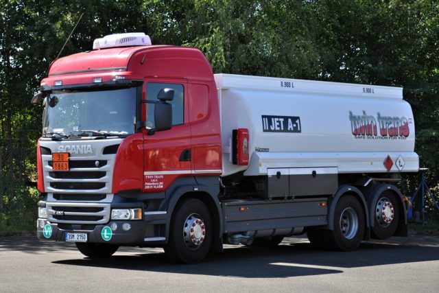 Cisterna Scania R450 pro letecké palivo JET A-1