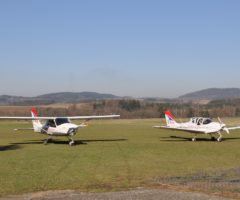 Piloti usedají do letadel a chystají se ke startu svých strojů z letiště v Benešově