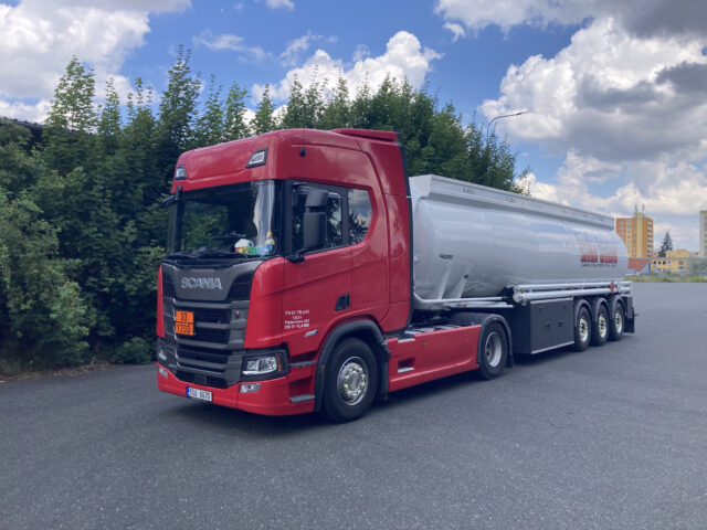 Tahač Scania R460 s návěsem Willig pro letecké benzíny