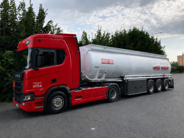 Tahač Scania R460 s návěsem Willig pro letecké benzíny
